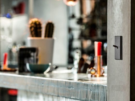 Designbryter fra Lithoss på vegg
