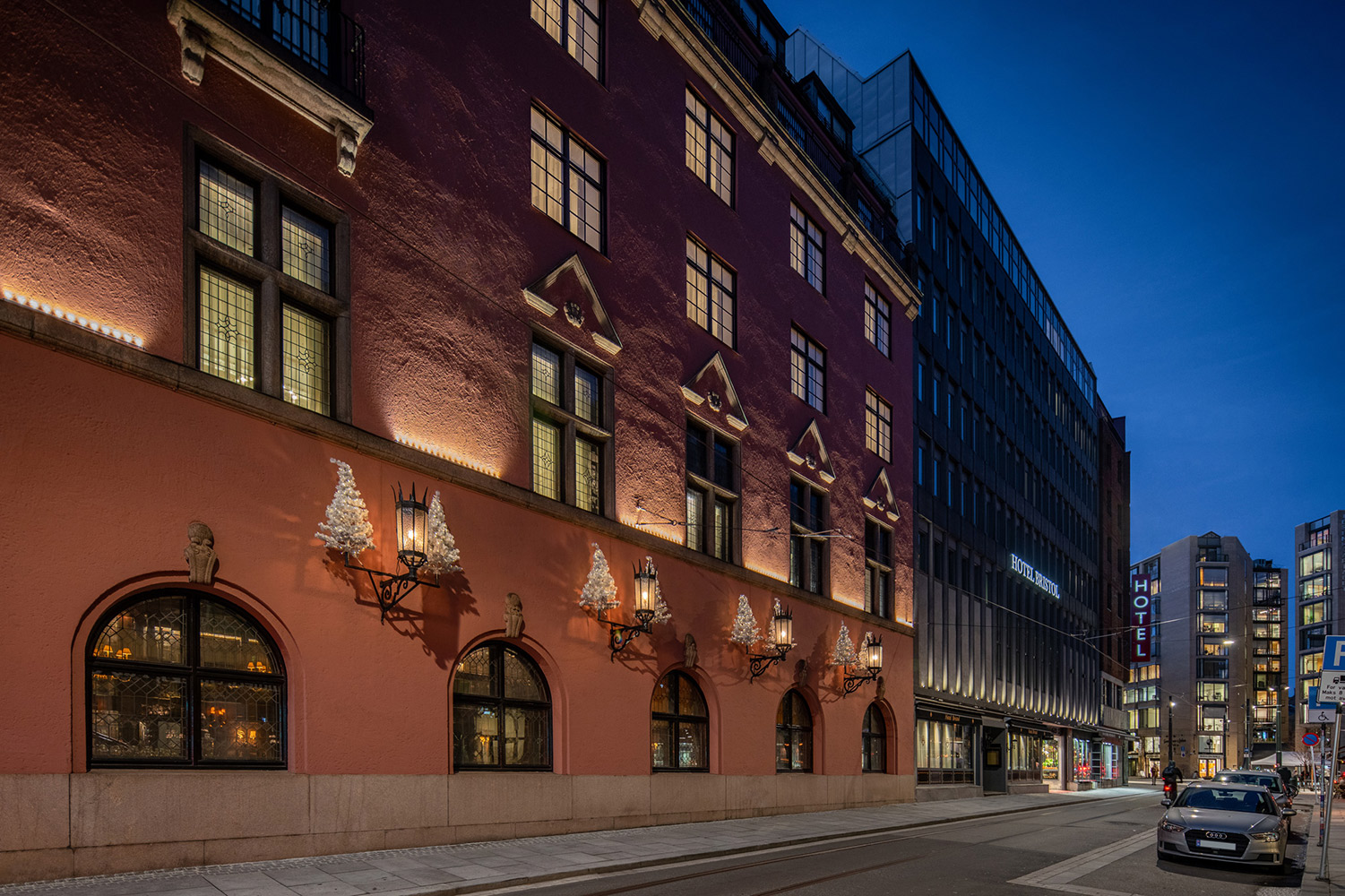 Fasadebelysning på Hotel Bristol i Oslo