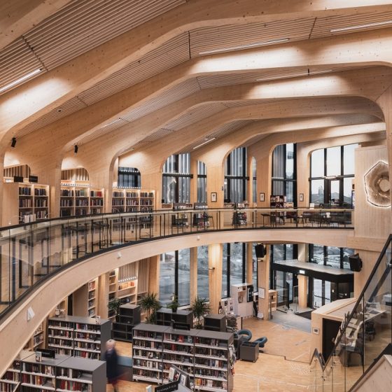 Grunnbelysning i tak i bibliotek