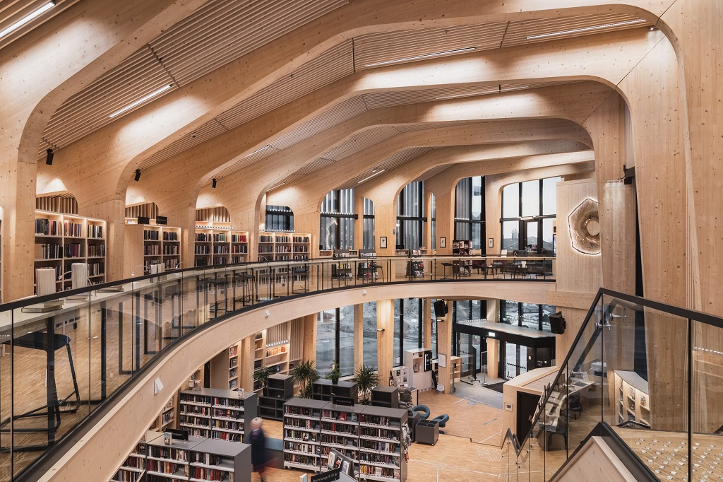 Grunnbelysning i tak i bibliotek
