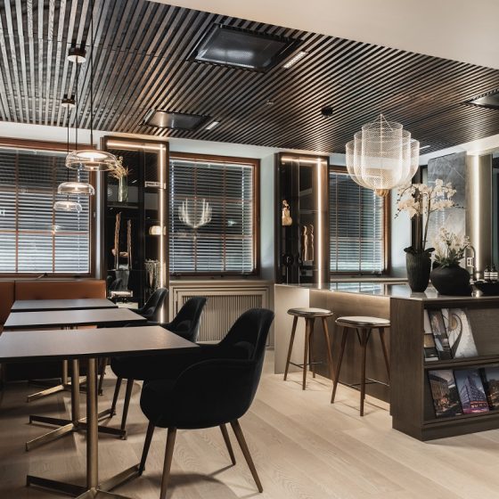 Belysning i kaffe- og loungeområdet hos Höegh Eiendom sine kontorer på Parkkvartalet i Oslo.