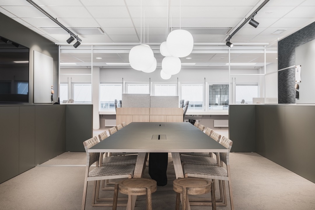 Lantern Pendant taklamper fra New Works over spisebord i kontorlokaler