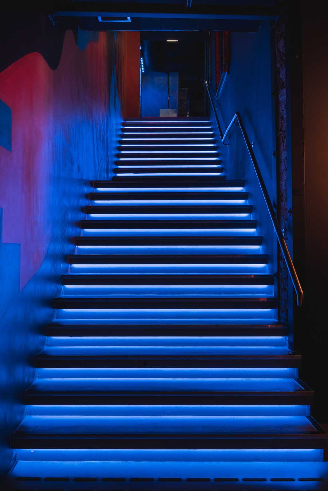 Trappen er belyst med RGBW LED-striper for å skape en dramatisk og mystisk effekt