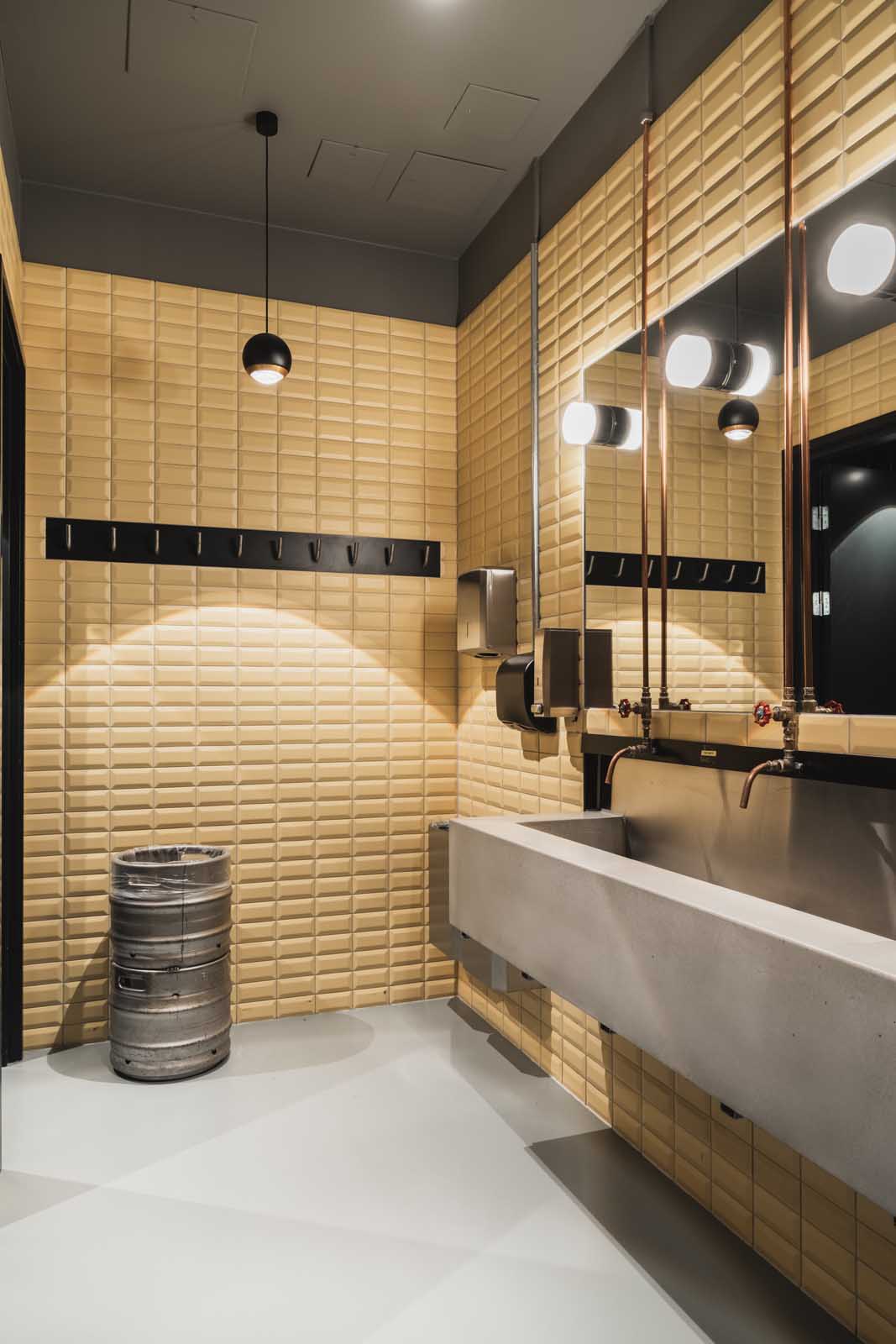 Toaletter er belyst med pendler fra tak og gjenbruk av eksisterende lyskilder ved speilseksjoner