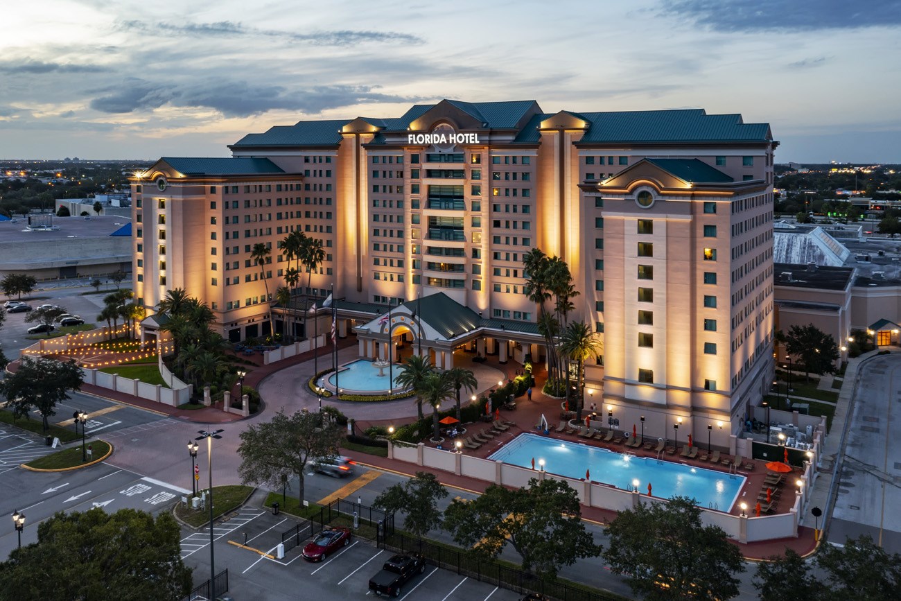 Florida Hotel Conference Center med belysning fra Griven