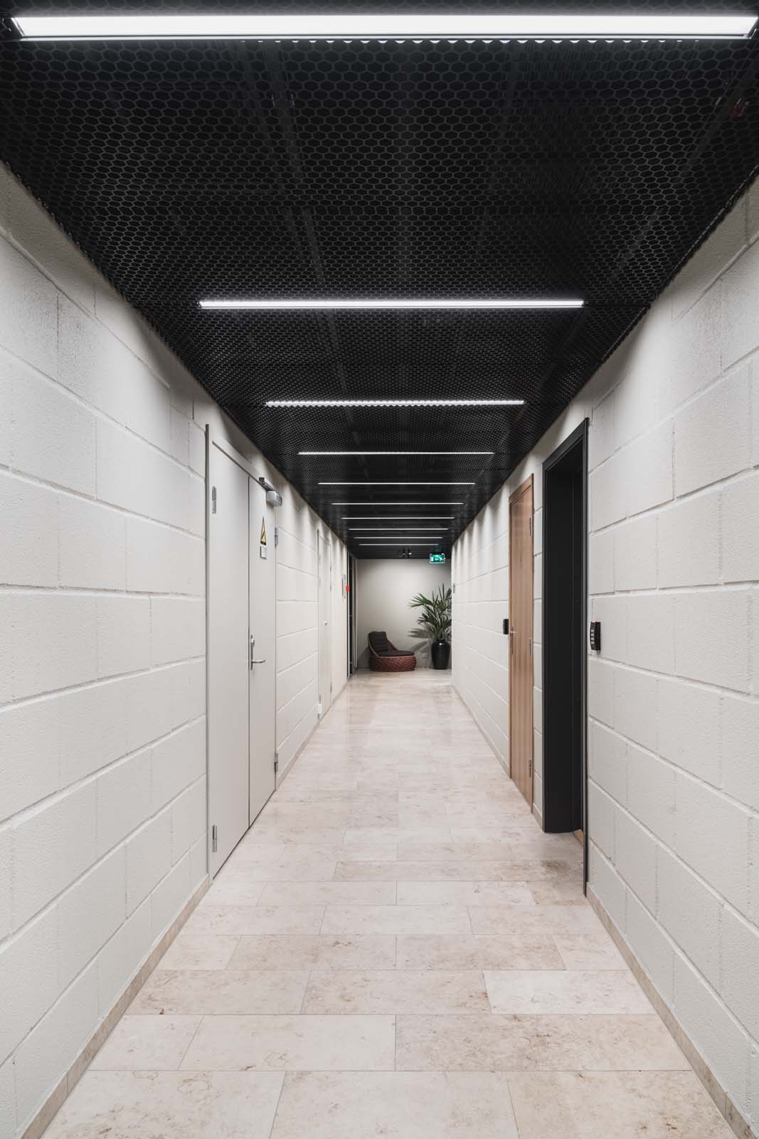Retningsførende belysning i korridorer.