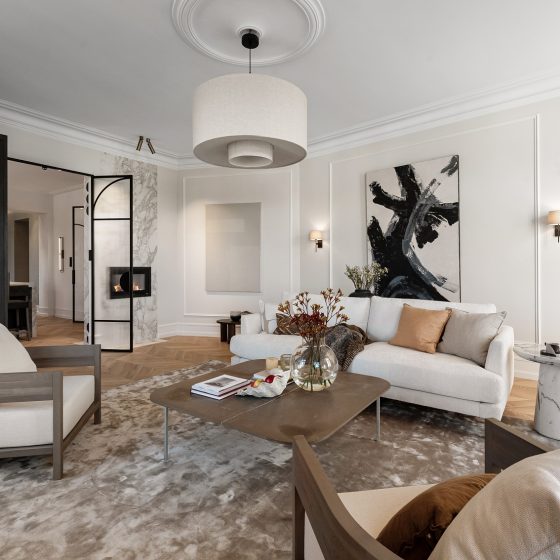 Stuen er nøye innredet med en tidløs og sofistikert design som oser av luksus og kvalitet