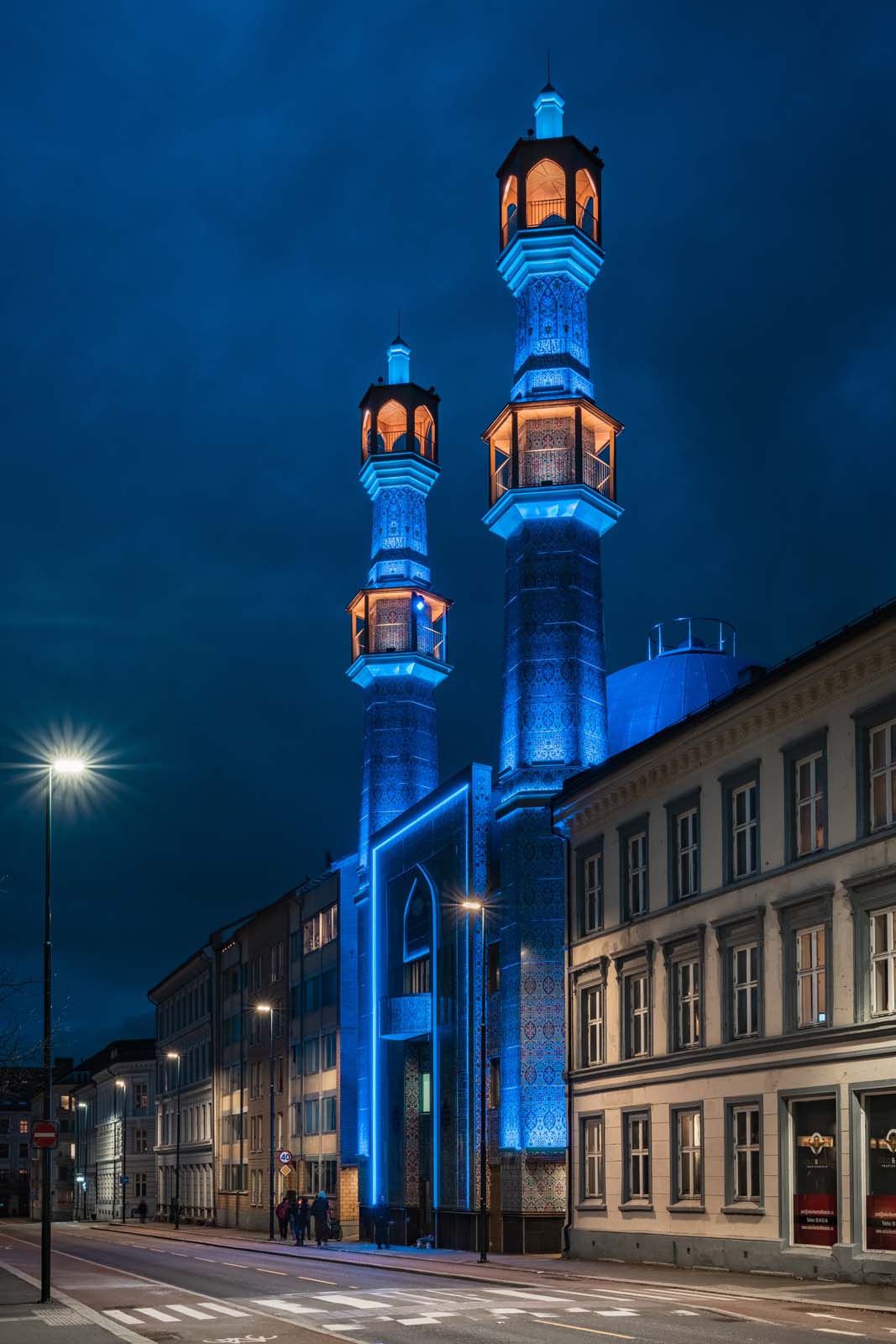 Den Blå Moske på kveldstid med blått effektbelysning på fasaden