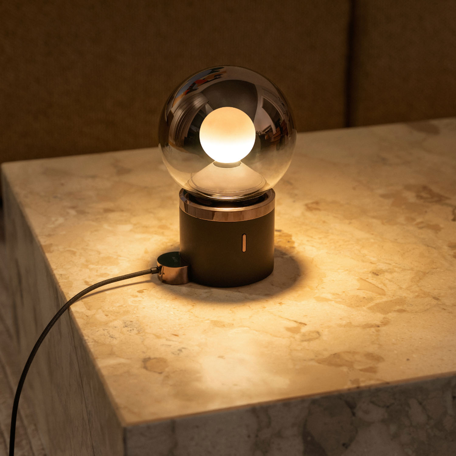 Luna pura fra Occhio - en trådløs bordlampe i lading